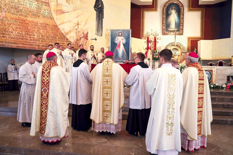 Po homilii bp Krzysztof Nykiel poświęcił obraz peregrynacyjny. 