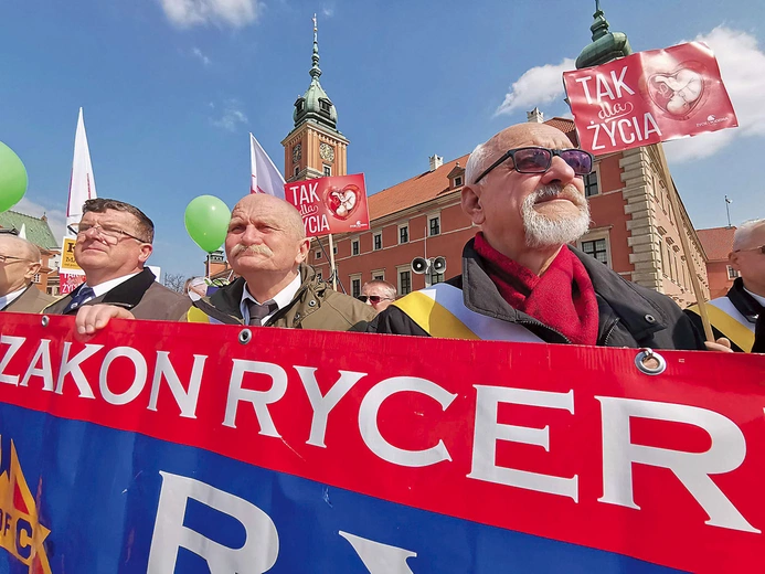Witają się okrzykiem „Vivat Jezus!” i reklamują jako formacja dla mężczyzn, którzy w Kościele chcą czegoś więcej niż tylko biernego uczestnictwa w liturgii – braterstwa i konkretnych zadań. Rycerze aktywnie angażują się w ochronę życia od poczęcia do naturalnej śmierci, co przejawia się w udziale w Narodowym Marszu Życia, który po raz kolejny przejdzie ulicami Warszawy 19 kwietnia.