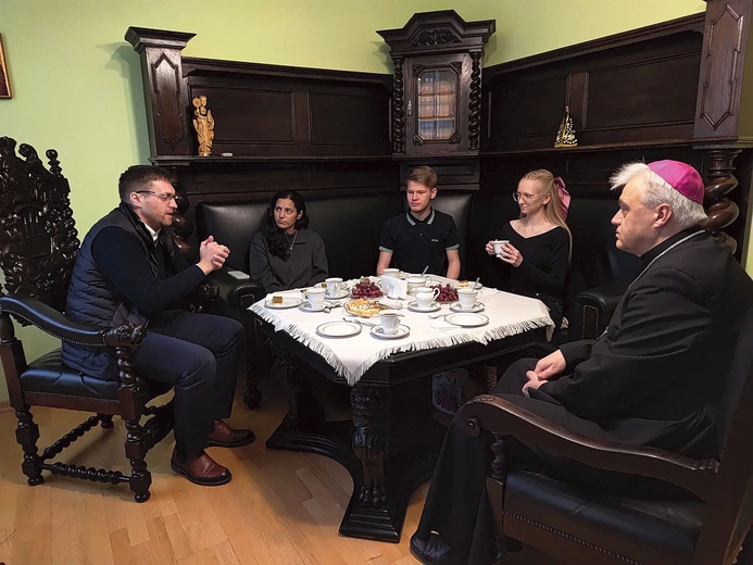 Zaangażowanie młodych w życie Kościoła to coś,  na czym od zawsze zależy biskupowi elbląskiemu.