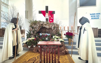 Młodzież ubrana była w tradycyjne płaszcze Zakonu Szpitala Najświętszej  Maryi Panny Domu Niemieckiego w Jerozolimie.