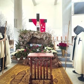 Młodzież ubrana była w tradycyjne płaszcze Zakonu Szpitala Najświętszej  Maryi Panny Domu Niemieckiego w Jerozolimie.