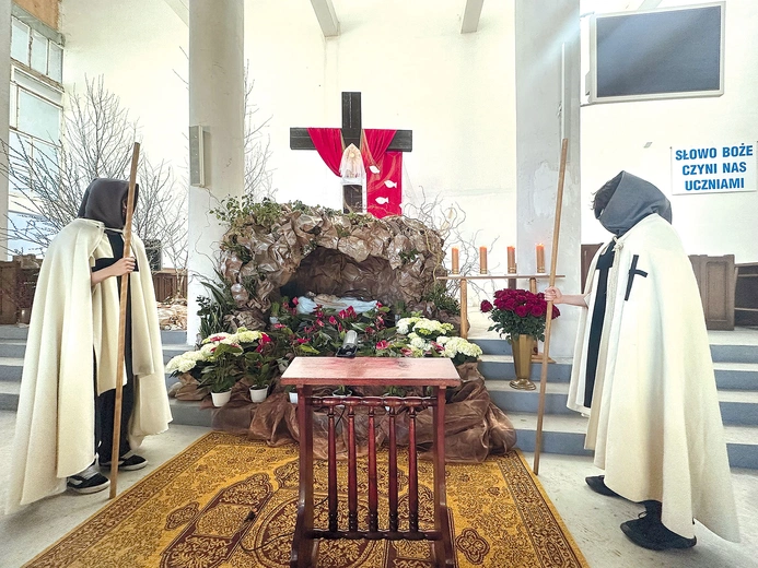 Młodzież ubrana była w tradycyjne płaszcze Zakonu Szpitala Najświętszej  Maryi Panny Domu Niemieckiego w Jerozolimie.