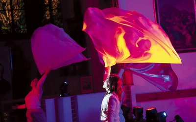 Spotkanie, które wypełnia co roku potężny kościół tłumem ludzi ogłaszających zwycięstwo Chrystusa nad złem i śmiercią, to też forma wielkanocnej ewangelizacji. Na trasie świątecznych spacerów po Ostrowie Tumskim niejeden Wrocławianin usłyszy:  „Jezus żyje!”.