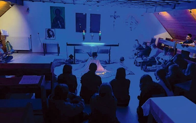 Dla uczestników ważnym momentem była wieczorna adoracja Najświętszego Sakramentu.