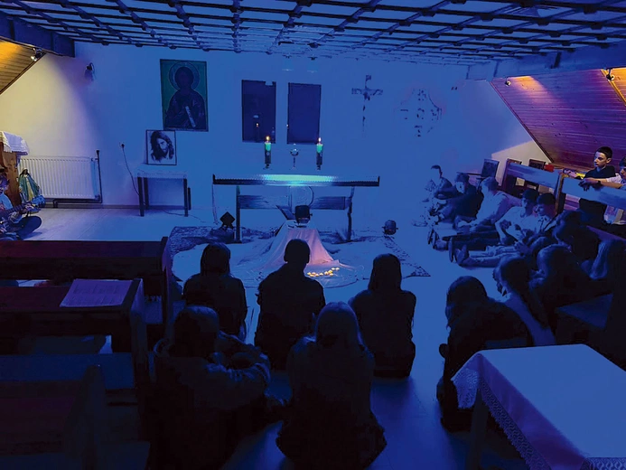 Dla uczestników ważnym momentem była wieczorna adoracja Najświętszego Sakramentu.