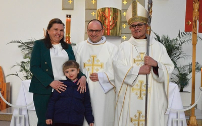 Dk. Łukasz Marcinkiewicz ma 43 lata, od 2015 roku jest mężem Marii, mają trójkę dzieci – Łucję, Piotra i Maksymiliana. Z zawodu jest specjalistą ds. logistyki.