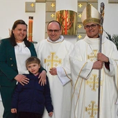 Dk. Łukasz Marcinkiewicz ma 43 lata, od 2015 roku jest mężem Marii, mają trójkę dzieci – Łucję, Piotra i Maksymiliana. Z zawodu jest specjalistą ds. logistyki.