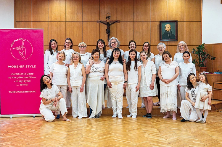 Informacje o spotkaniach można znaleźć na stronach worshipstyle.pl oraz taniecuwielbienia.pl.