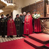 Po Mszy św. członkowie zakonu złożyli kwiaty w miejscu, gdzie spoczęły szczątki hierarchy.