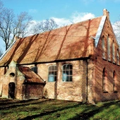 Z dawnego wyposażenia świątyni zachowały się jedynie cztery kamienne płyty nagrobne w posadzce.