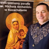  Krzysztof Kaczmarczyk z banerem z Matką Bożą Wielkiego Stepu, który mu towarzyszy.