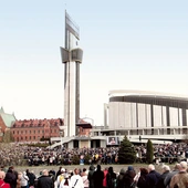 Pielgrzymi szczelnie wypełnili bazylikę i każdy skrawek wolnego miejsca wokół niej. 