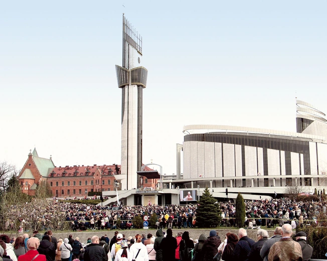 Pielgrzymi szczelnie wypełnili bazylikę i każdy skrawek wolnego miejsca wokół niej. 