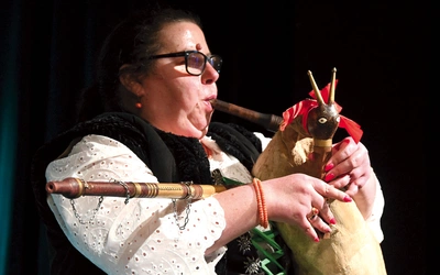 Zainteresowanie nimi przeżywa wielki renesans. Po te instrumenty – związane dawniej z pasterstwem – sięgają coraz częściej kobiety, m.in. Paula Andersz, która nauczyła się na nich grać już w dzieciństwie.