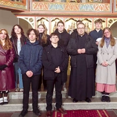 Młodzież oazowa z ks. Wojciechem Pawlakiem po zakończeniu Wigilii Paschalnej w koszalińskiej katedrze.