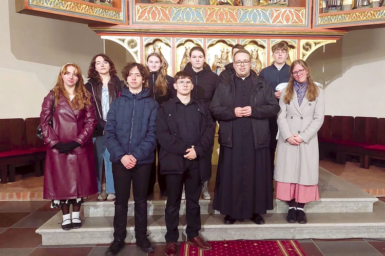 Młodzież oazowa z ks. Wojciechem Pawlakiem po zakończeniu Wigilii Paschalnej w koszalińskiej katedrze.
