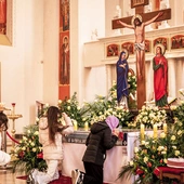 Wielkanoc w Kościele greckokatolickim mocno skupia się wokół płaszczenicy, śpiewu i obrazu Chrystusa,  który schodzi  do otchłani,  by wyprowadzić człowieka  ku życiu. 