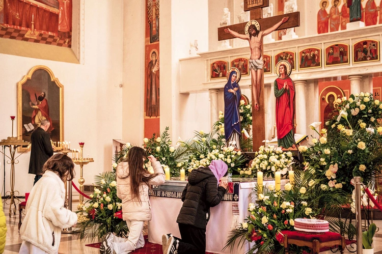 Wielkanoc w Kościele greckokatolickim mocno skupia się wokół płaszczenicy, śpiewu i obrazu Chrystusa,  który schodzi  do otchłani,  by wyprowadzić człowieka  ku życiu. 