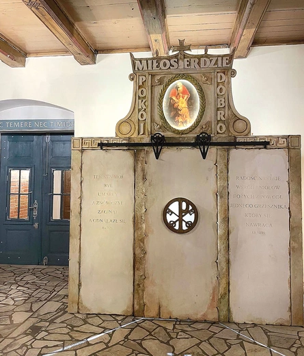 Jedną z płyt zdobią słowa: „Ten syn był umarły, a znów ożył, zaginął, a odnalazł się”.