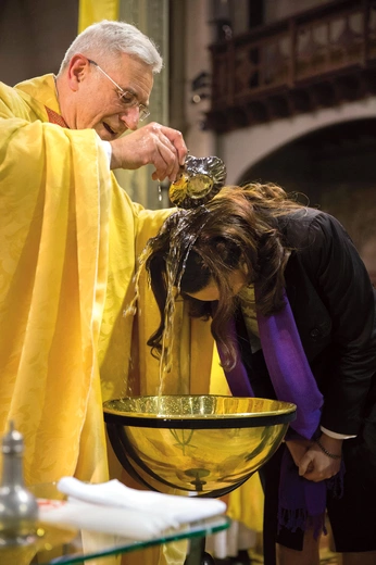 Dlaczego wracają do Kościoła? O chrzcielnym fenomenie w krajach zlaicyzowanego Zachodu