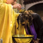 Dlaczego wracają do Kościoła? O chrzcielnym fenomenie w krajach zlaicyzowanego Zachodu