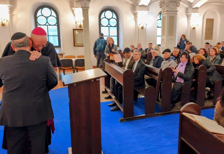 Abp Adrian Galbas w synagodze Nożyków
