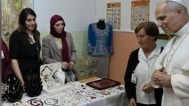 Wiralowy filmik z papieżem na straganie z biżuterią. „To nie dla mnie, ale dla bratanicy”