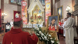 Relikwie św. Carla Acutisa uroczyście wprowadzone do kościoła w Drezdenku