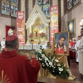 Relikwie św. Carla Acutisa uroczyście wprowadzone do kościoła w Drezdenku