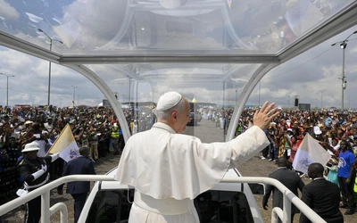 Pocieszenie, które nie potrzebuje kamer: Leon XIV odwiedza chorych w Duali