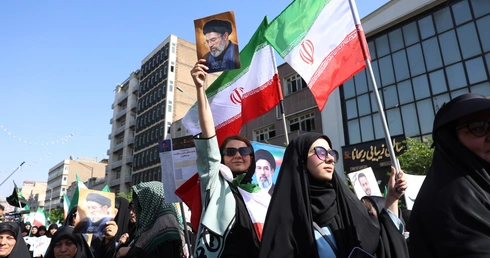 Wraca ruch w cieśninie Ormuz, częściowo otwarto przestrzeń powietrzną nad Iranem