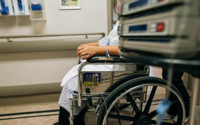 Pacjent w trybach systemu. Dlaczego w polskich szpitalach prawa człowieka zostają za drzwiami?