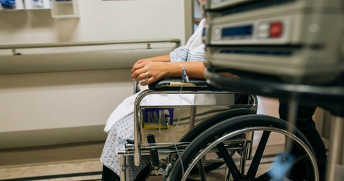 Pacjent w trybach systemu. Dlaczego w polskich szpitalach prawa człowieka zostają za drzwiami?