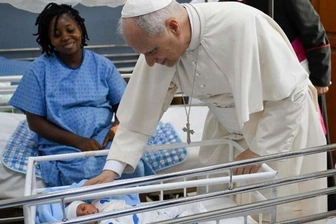 Papież wśród tych, którzy opłakują swe dzieci 