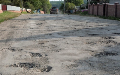 Proboszcz jednej z parafii sam naprawia podziurawioną drogę