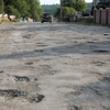 Proboszcz jednej z parafii sam naprawia podziurawioną drogę