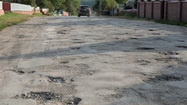 Proboszcz jednej z parafii sam naprawia podziurawioną drogę