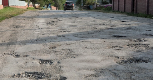 Proboszcz jednej z parafii sam naprawia podziurawioną drogę