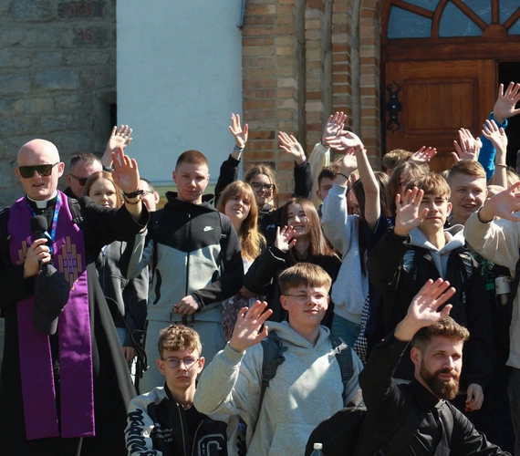 Ewangelizacyjna pielgrzymka kandydatów do bierzmowania i ósmoklasistów do Nowolesia