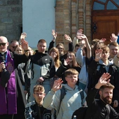 Ewangelizacyjna pielgrzymka kandydatów do bierzmowania i ósmoklasistów do Nowolesia