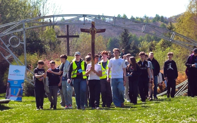 Biały Kościół-Nowolesie. Ewangelizacyjna pielgrzymka kandydatów do bierzmowania i ósmoklasistów