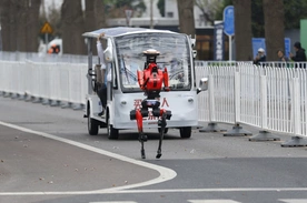 Robot humanoidalny pokonał ludzi w pekińskim półmaratonie