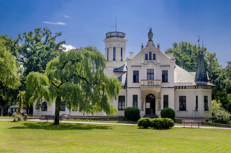 Z wizytą u Sienkiewicza. W Oblęgorku znajduje się wiele pamiątek po nobliście