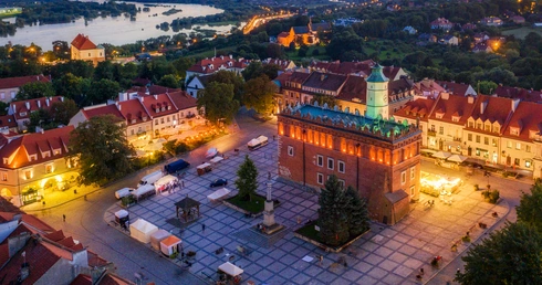 Sandomierz przyciąga artystów i literatów. Inspiruje filmowców. Serialowy „Ojciec Mateusz” właśnie tutaj rozwiązywał swoje zagadki 