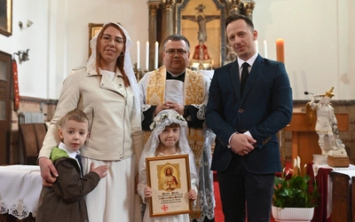 Przyjęła Pierwszą Komunię inaczej niż koleżanki
