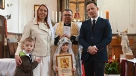 Przyjęła Pierwszą Komunię inaczej niż koleżanki