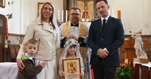 Przyjęła Pierwszą Komunię inaczej niż koleżanki