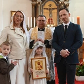 Przyjęła Pierwszą Komunię inaczej niż koleżanki