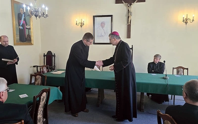 Pierwsze dekrety zostały wręczone, kolejne – w ciągu najbliższych tygodni. 