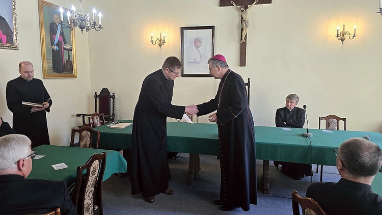 Pierwsze dekrety zostały wręczone, kolejne – w ciągu najbliższych tygodni. 